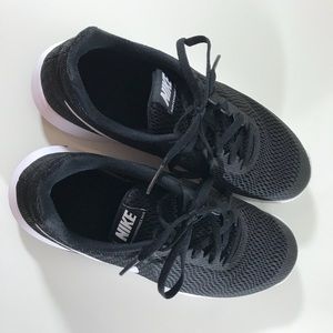 Black Nike tennis shoes
